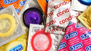 La guerra in Iran arriva anche sotto le lenzuola. Preservativi più cari