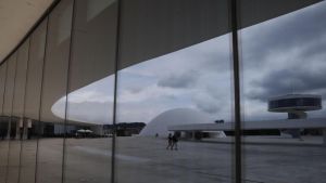 PSOE e IU rechazan en el Principado la gratuidad del parking del Niemeyer: 