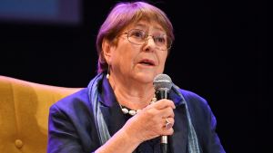 Que la dejen ir al baile sola