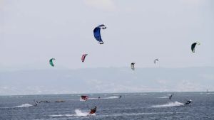 Scontro tra due kitesurfisti a Grado: con l’elisoccorso in ospedale a Udine