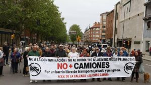 La Calzada vuelve a protestar por los camiones en Cuatro Caminos tras prohibir Delegación de Gobierno la concentración en la rotonda del Arbeyal