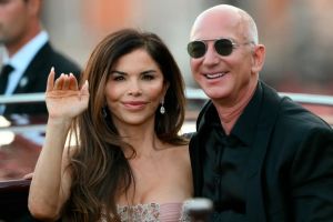 Parret beskrives som »smagløst«, men træder nu ind i modens magtmekka. De rige er færdige med at sige undskyld