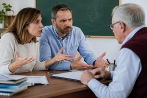 Genitori contro professori: quando un brutto voto diventa uno scontro e la scuola perde autorità