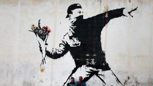 Banksy, le sue opere arrivano a Reggio Emilia: la critica al consumismo finisce... al centro commerciale (i Petali)