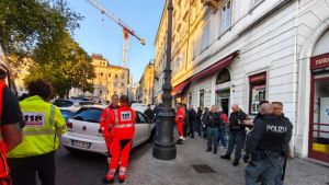 Picchia la barista e morde un cliente: ragazza semina il caos in un locale a Trieste