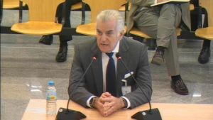 Bárcenas tira de la manta con retraso