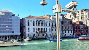 In laguna di Venezia si corre troppo: il barcavelox triplica le multe per eccesso di velocità