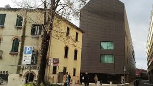 Dà uno schiaffo alla moglie, lei dice che si amano: il Tribunale lo assolve