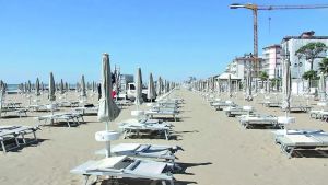 Lettini e ombrelloni sono pronti: a Jesolo prove tecniche d’estate