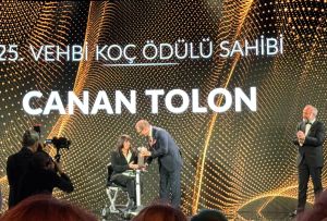 Vehbi Koç töreninde bir sanatçı iki metafor cümleyle bir salonu nasıl fethetti