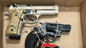 Brusciano, controlli nelle case popolari: da una intercapedine spuntano armi e munizioni