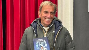 Il 6 maggio lo sciatore presenterà il suo libro alle Officine Credem. Ci sarà anche il nostro Giuliano Razzoli. De Chiesa racconta la ’Valanga Azzurra’