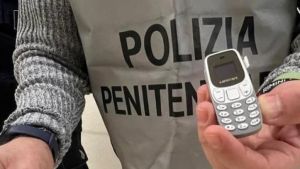 Carcere di Poggioreale, trovati un coltello e 7 cellulari. I cani anti-droga scoprono hashish