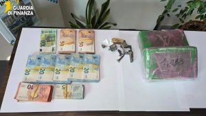 Cocaina, pistola e contanti nascosti: arrestati due fratelli, l’operazione tra le province di Pisa e Firenze