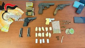 In casa aveva armi, droga e 7mila euro in contanti: arrestato 56enne di Cesate