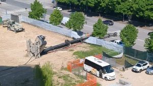 Una trivella si ribalta e finisce in strada: momenti di paura in zona industriale