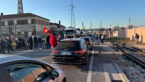 A Porto Marghera 35 dipendenti Eni a rischio, la manifestazione della Fiom paralizza la viabilità