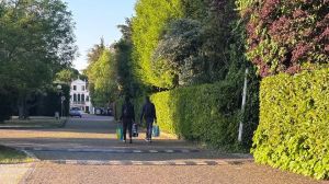 Migranti ospiti in hotel, l’odio social si riversa sull’imprenditore-benefattore