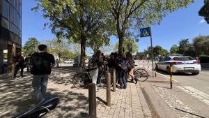 Bulli davanti alla scuola media: minacciano studente, la madre li affronta. Interviene la Polizia locale