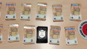 Evade dagli arresti domiciliari e viene trovato in possesso di 8.000 euro in banconote false