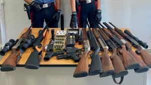 Caserta, arsenale di armi in casa ma non denunciato: arrestato e poi rimesso in libertà Antonio Luserta