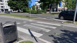 Udine, paura in piazzale Cella: mamma e bambino rischiano di essere investiti sulle strisce