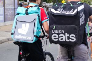 « Seule la justice peut y mettre un terme » : Uber Eats et Deliveroo visées par une plainte inédite pour « traite d’êtres humains »