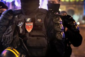 « C’est nous la police, fils de pute ! » : à Nice, deux CRS placés en garde à vue pour « violences et vol aggravé »