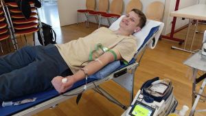 Ein Pieks, um drei Menschen zu retten: Fast jeder kann ganz einfach Blut spenden