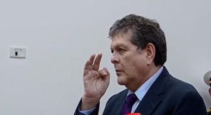 Crisis obliga a Paz a destituir a Medinacelli y posesionar a Marcelo Blanco como nuevo ministro de Hidrocarburos