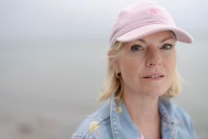 Hun er kendt fra tv og kender alt til at blive bedømt på udseende, frisure og tøj. Nu går hun ind i betændt debat