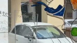 Auto contromano nel centro storico, imbocca via pedonale e semina il caos: il video