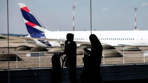 Sbanca Polymarket con un asciugacapelli: a Parigi è caccia allo 