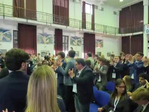 I collettivi contestano Valditara, ma gli altri studenti li mandano via. Guarda il video