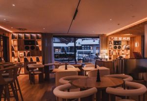 Cocktail ispirati alle frequenze sonore: il listening bar hi-fi alpino dove la musica si «beve»