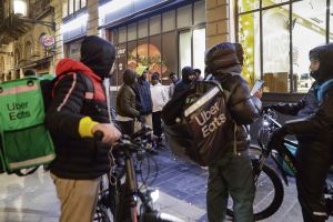 Pourquoi Uber Eats et Deliveroo sont visées par une plainte pour « traite des êtres humains » ?