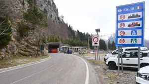 Passo Monte Croce Carnico, riapertura a maggio: è sfida aperta sul tunnel