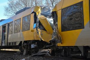 Ti personer er fortsat indlagt efter voldsom togulykke