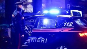 Uccide la moglie a colpi di pistola: la lite sentita dai vicini poi gli spari