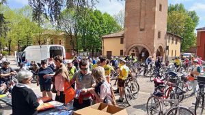 Oltre cento amici pedalano insieme. Il ricordo di Giorgio Bonora in sella