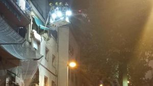 Treinta personas desalojadas por el derrumbe de un edificio abandonado en Badalona