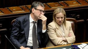 Meloni si allontana da Giorgetti: apre allo scostamento e no alle spese per la Difesa. Assedio a Istat 