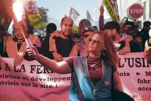 « On a l’impression d’être utilisés, puis jetés » : à Poissy, des centaines de manifestants pour dénoncer la mise à l’arrêt de l’usine Stellantis