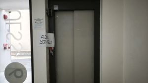 Ascensore si blocca al distretto sanitario: arrivano i pompieri a liberare l’anziano