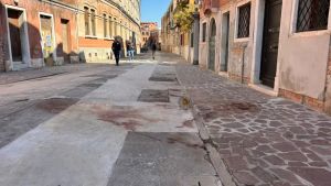 Accoltellati per lo spaccio in calle a Venezia: un loro fratello fu ucciso a fucilate