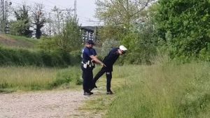 I rilievi della polizia dove è stato trovato morto accoltellato un 48enne