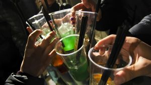 Alcol e droghe, l’età del primo sballo scende a dodici anni