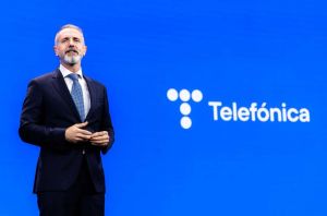 Telefónica cierra un acuerdo clave con Apple para impulsar el negocio de empresas en España