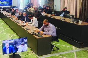 «∆εν είµαστε “γκουρού” του...