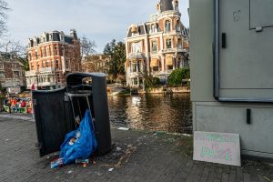Amsterdam wil 8000 nieuwe prullenbakken tegen zwerfvuil en vindt dat Verpact moet meebetalen